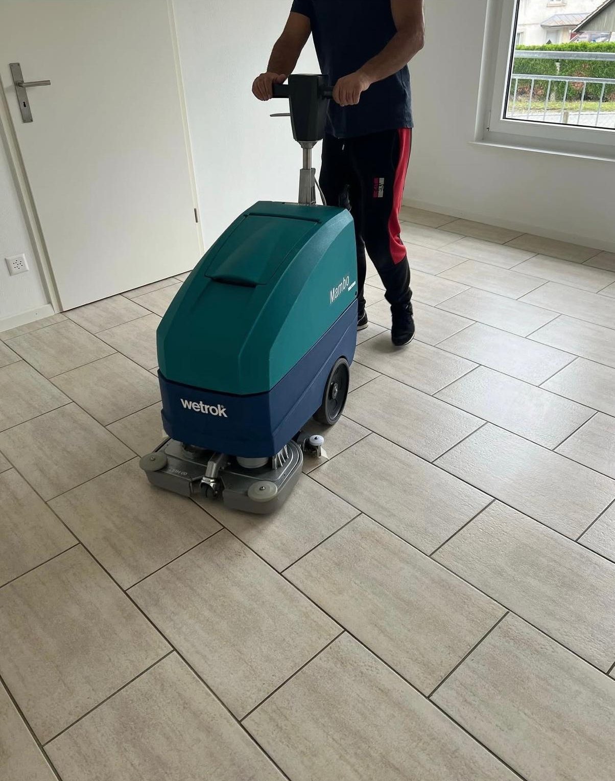 Mitarbeiter von Isaku Reinigung bei der maschinellen Bodenreinigung