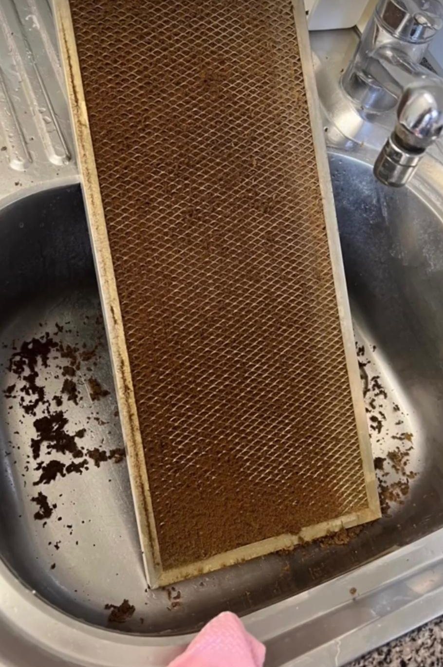 Verschmutzter Dampfabzug-Filter vor der Reinigung