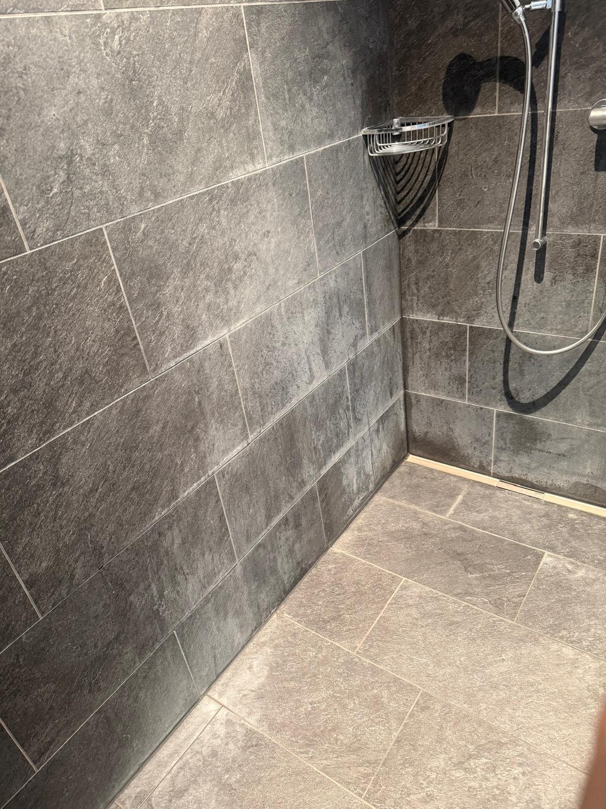 Gereinigte Dusche mit Plattenwänden